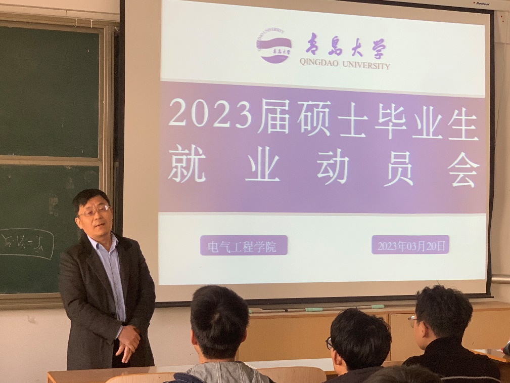 一群人在台上演讲描述已自动生成