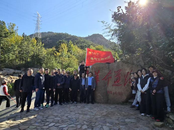 一群人站在路边AI 生成的内容可能不正确。